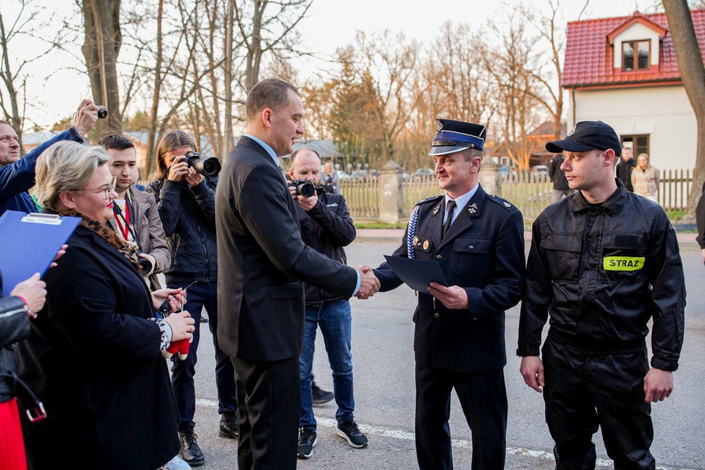 Przekazanie dokumentów do samochodu.