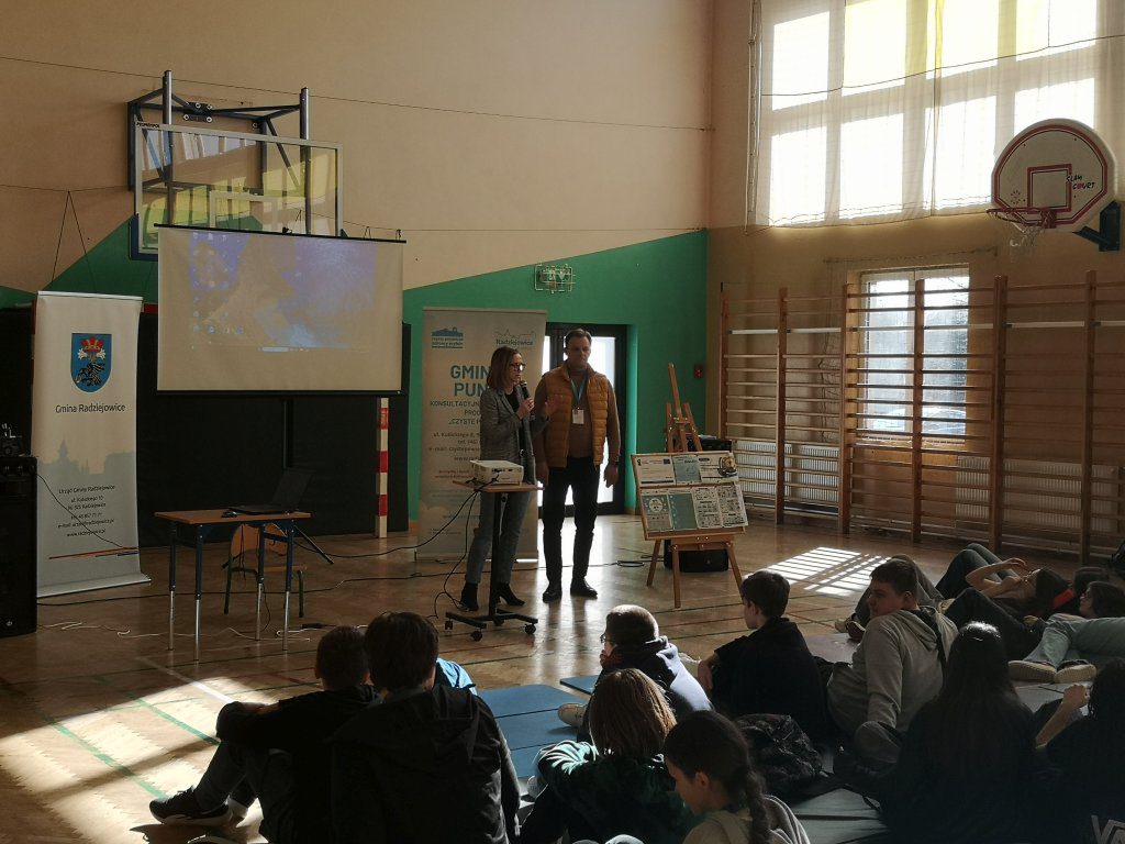 Osoby podczas prezentacji