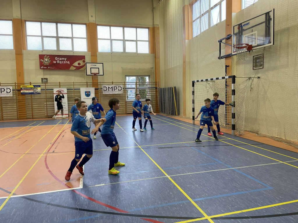 Dzieci grają w piłkę