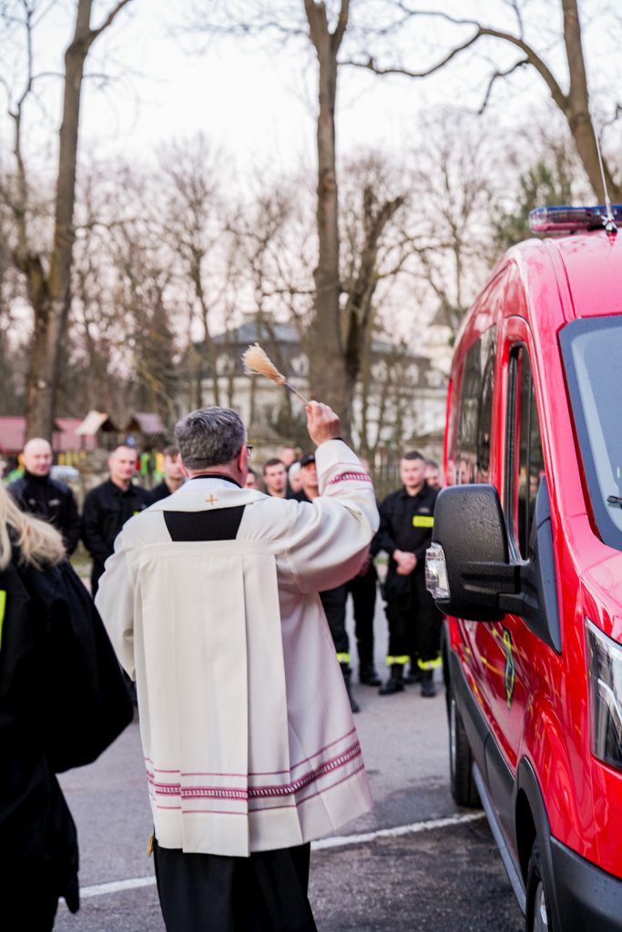 ksiądz święcący pojazd.