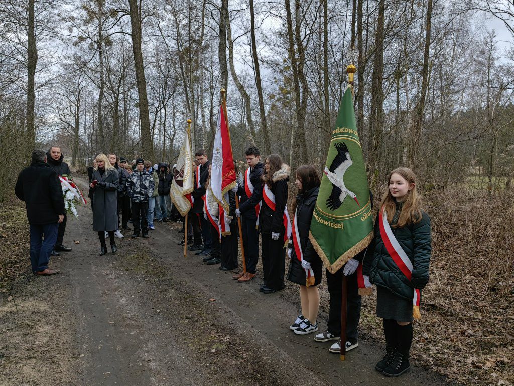 Poczty sztandarowe szkół podczas uroczystości. 