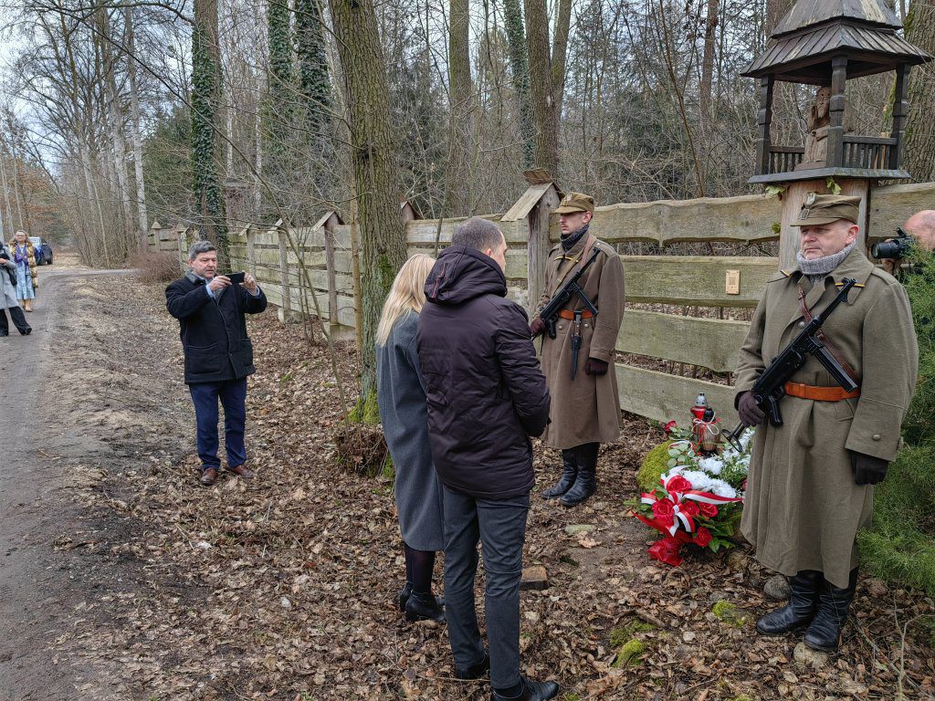 Kobieta i mężczyzna składają wiązankę kwiatów