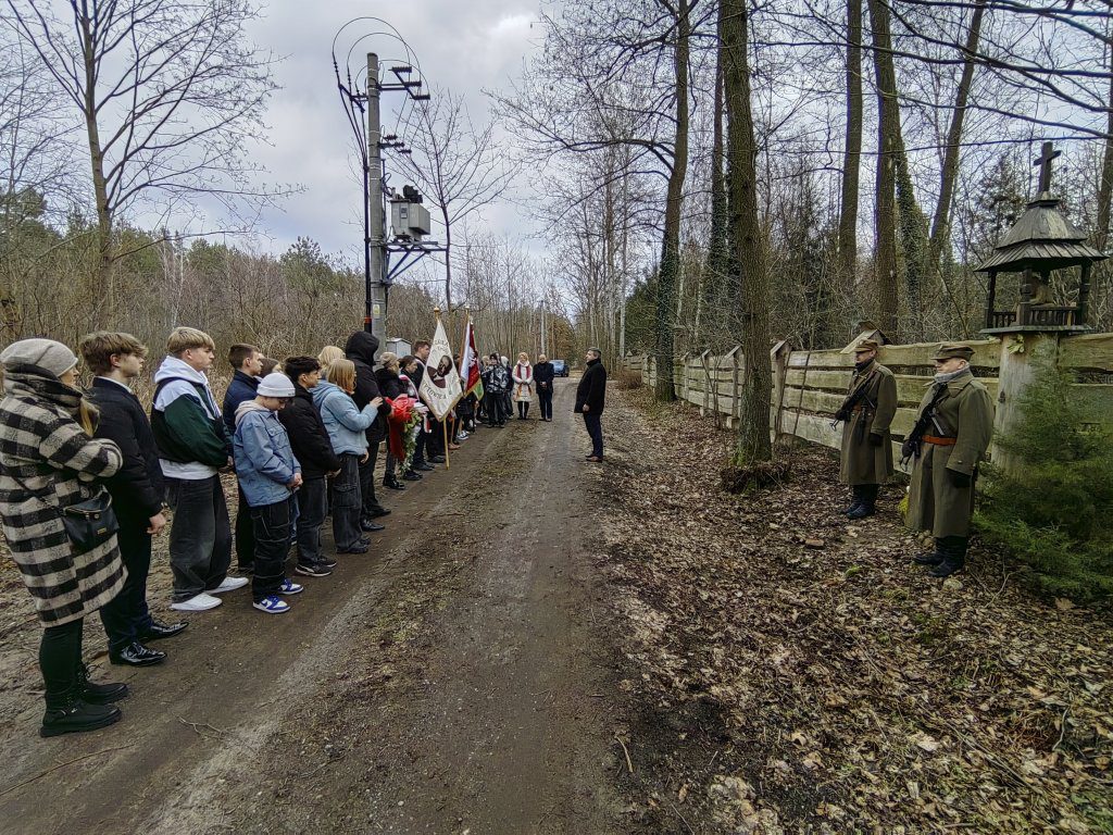 Grupa osób uczestników uroczystości