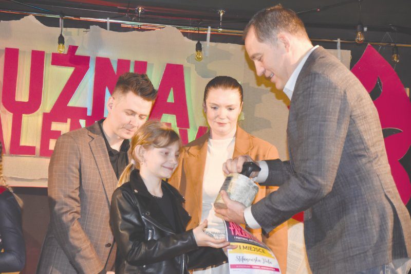 Wójt Artur Jankowski wręczający nagrody na scenie