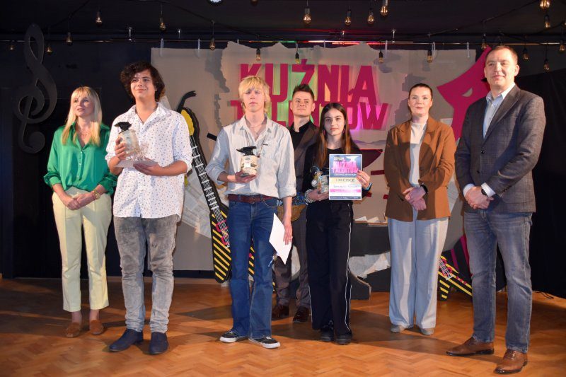 Na scenie dzieci z pucharami