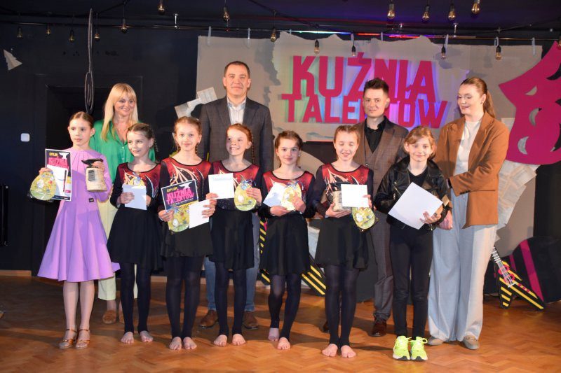 Na scenie dzieci z dyplomami