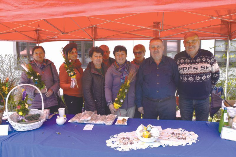 stragan wielkanocny za stołem grupa ludzie