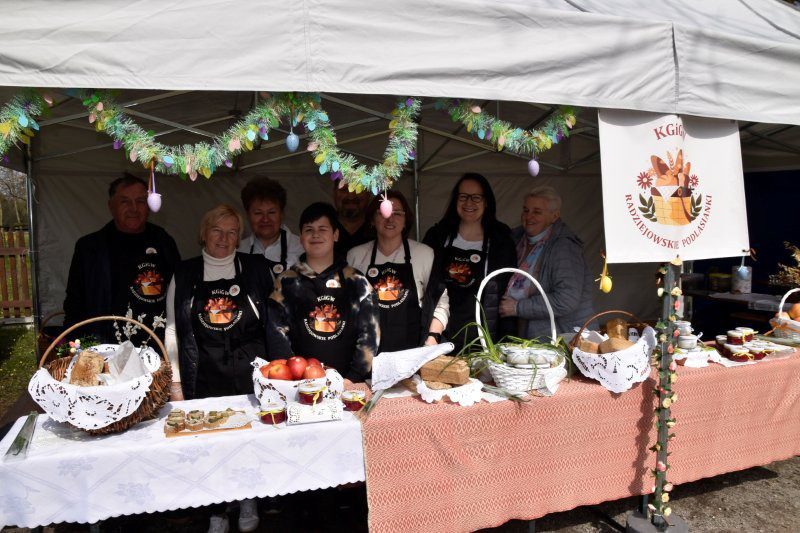 stragan wielkanocny za stołem grupa ludzie