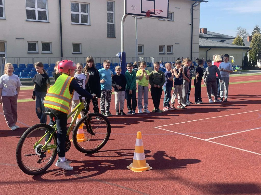 zawody sprawnościowe na boisku