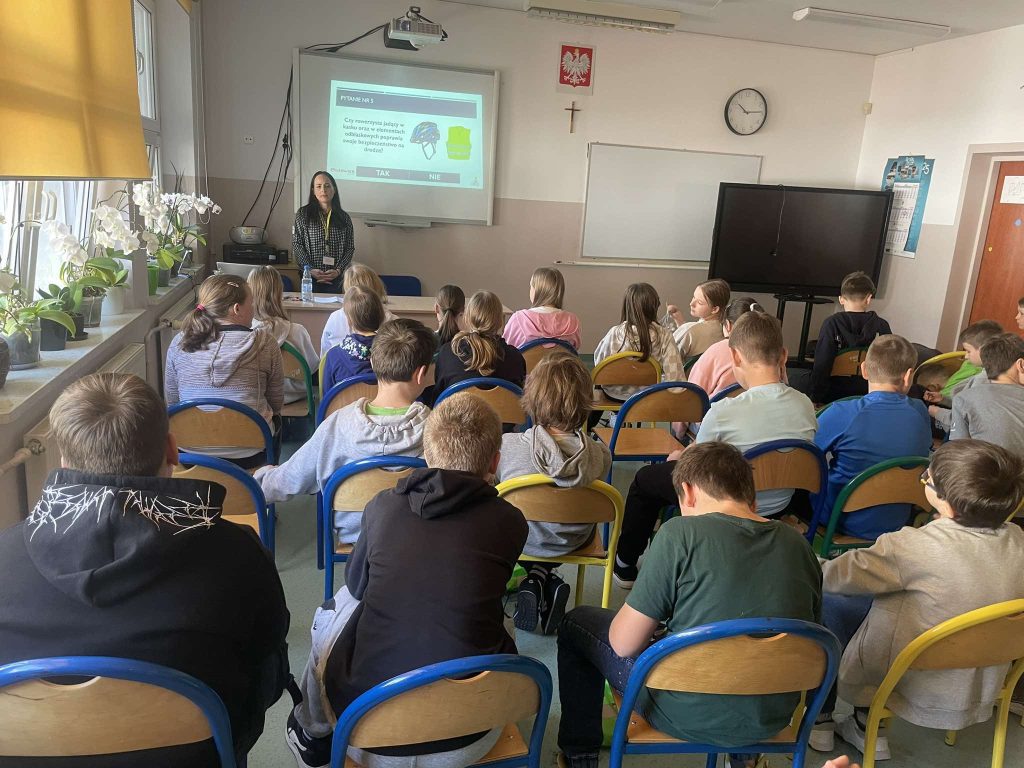 Dzieci słuchają wykładu