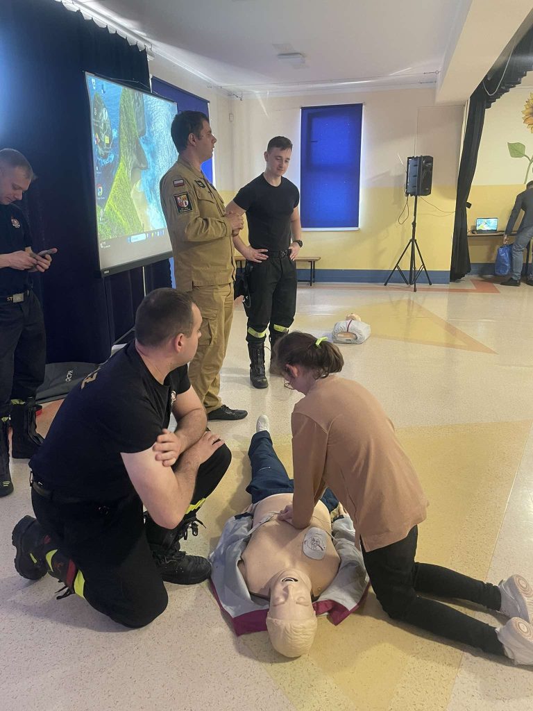 szkolenie uczestników z udzielania pierwszej pomocy