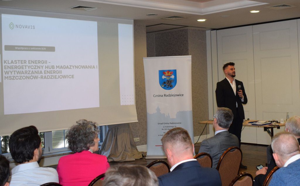 Mężczyzna przemawia.