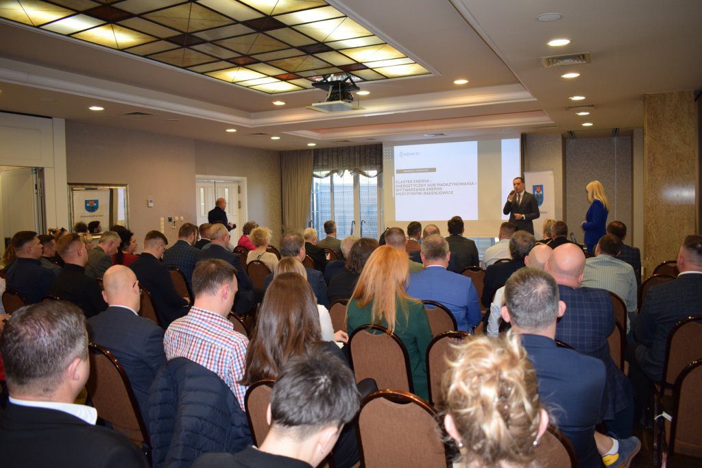 Kobieta i mężczyzna. Mężczyzna przemawia.