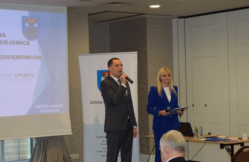 Kobieta i mężczyzna. Mężczyzna przemawia.