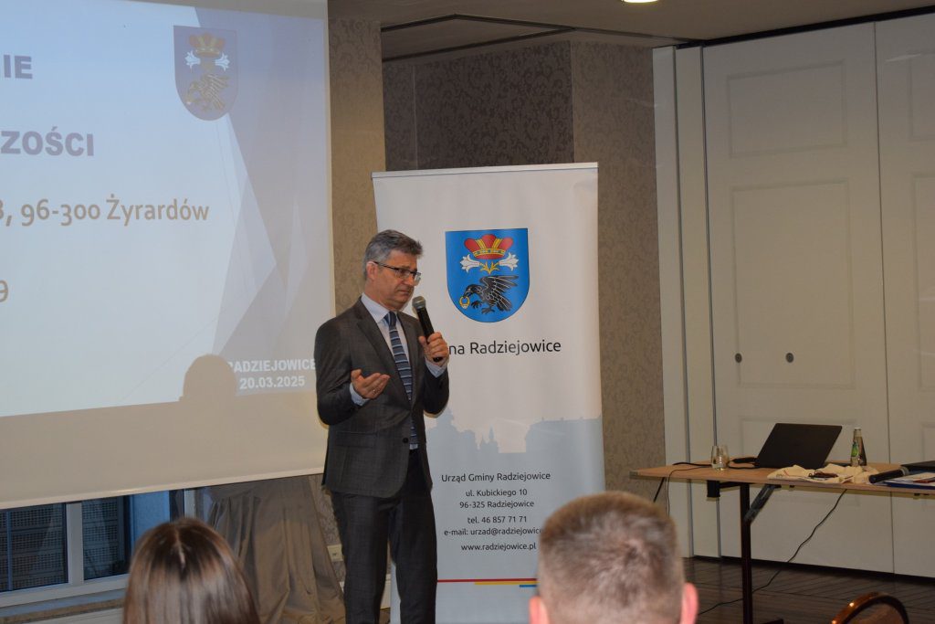 Mężczyzna przemawia.