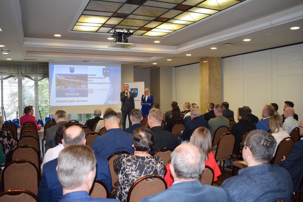 Kobieta i mężczyzna. Mężczyzna przemawia.