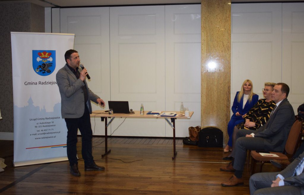 Mężczyzna przemawia.