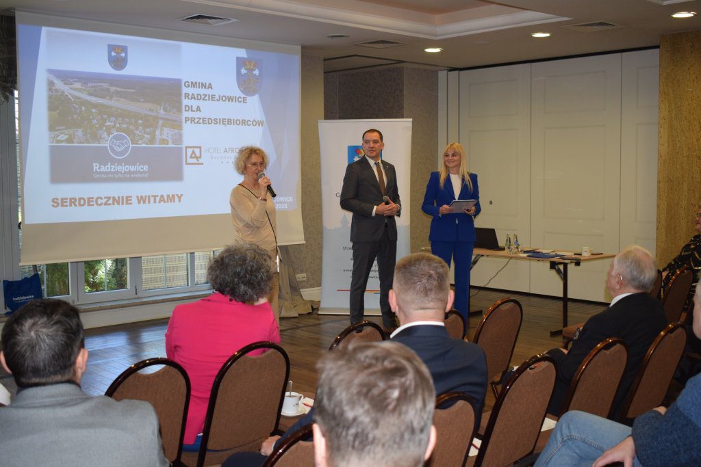 Trzy osoby. Kobieta przemawia.