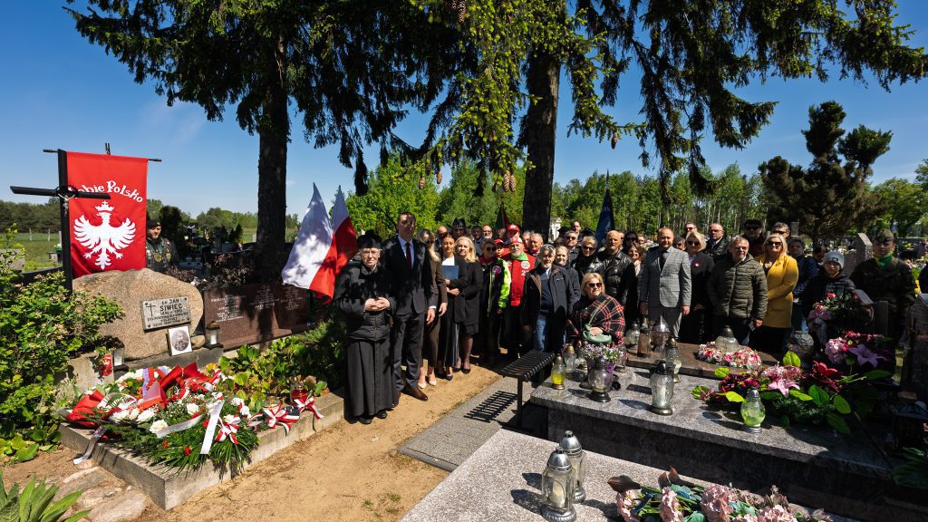 Grupa osób uczestników uroczystości