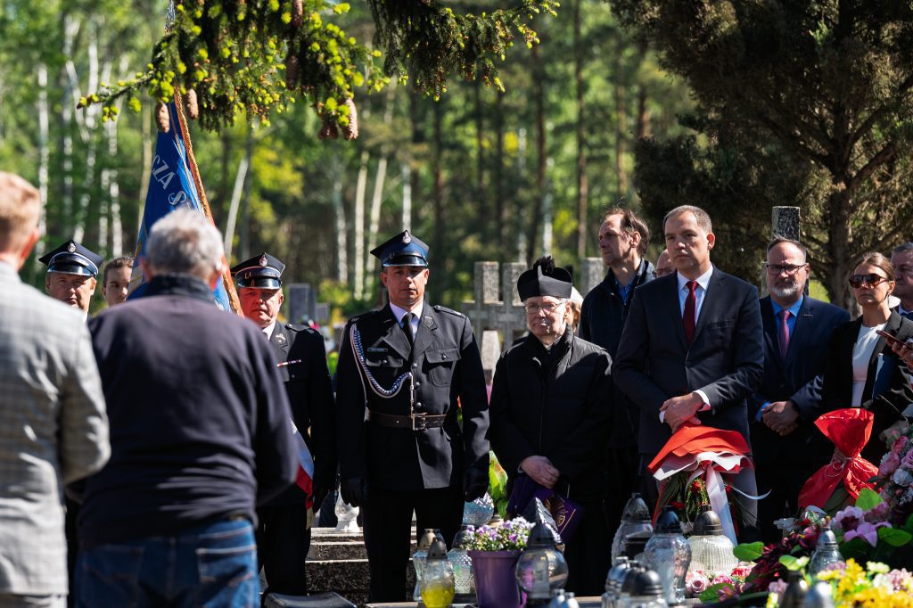 Grupa osób uczestników uroczystości