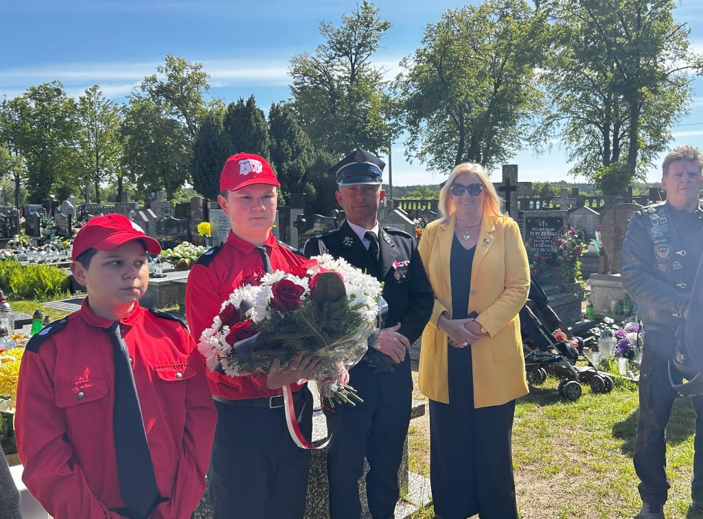 Członkowie MDP z wiązanką kwiatów