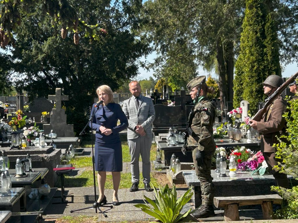 Kobieta przemawia podczas uroczystości