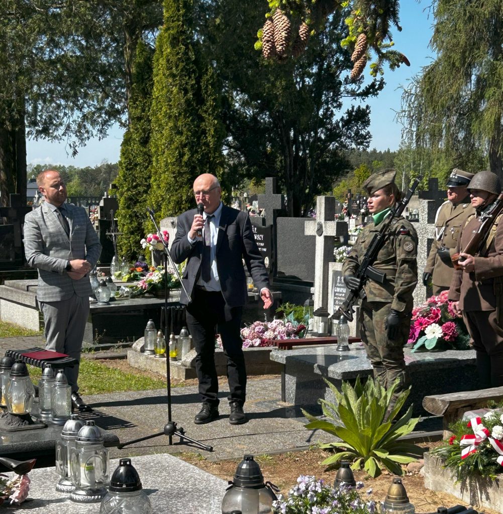 Mężczyzna przemawia podczas uroczystości