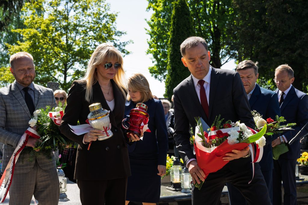 Wójt składa kwiaty na mogile