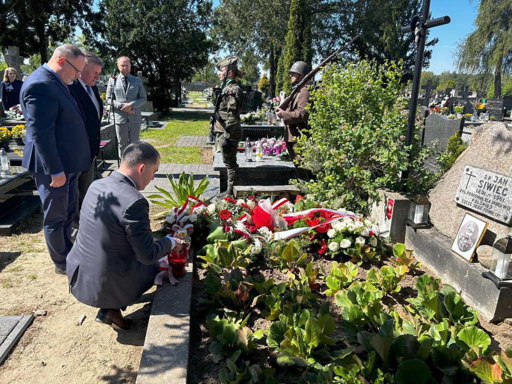 Delegacja składa wieńce na mogile