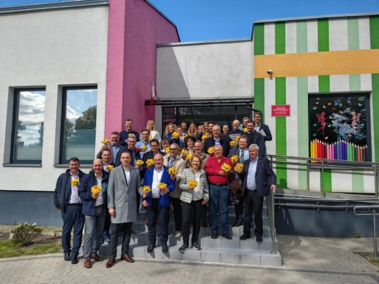 1.Zdjęcie grupowe delegacji na schodach wejściowych do Przedszkola