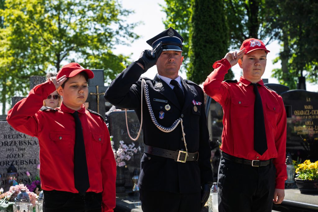 Członkowie OSP oddają honory