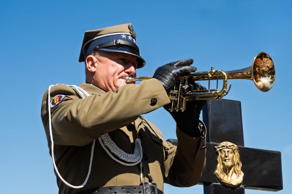 Żołnierz gra na trąbce