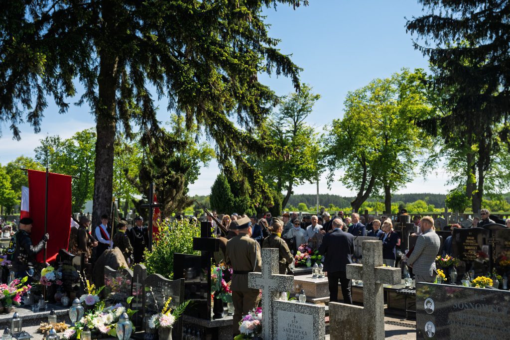 Grupa osób uczestników uroczystości