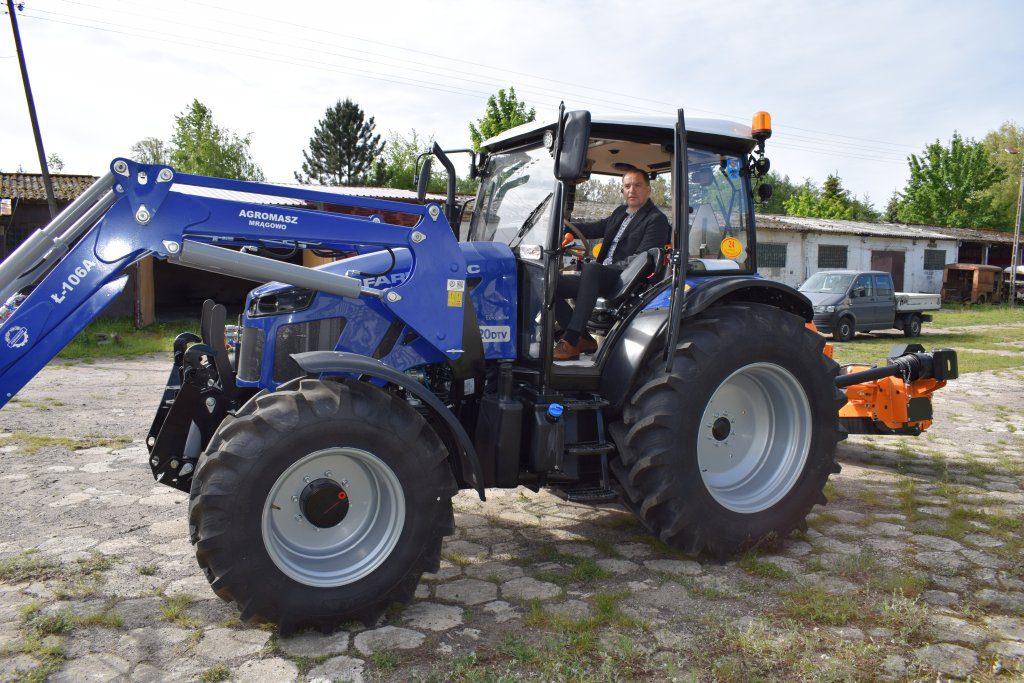 Wójt na traktorze