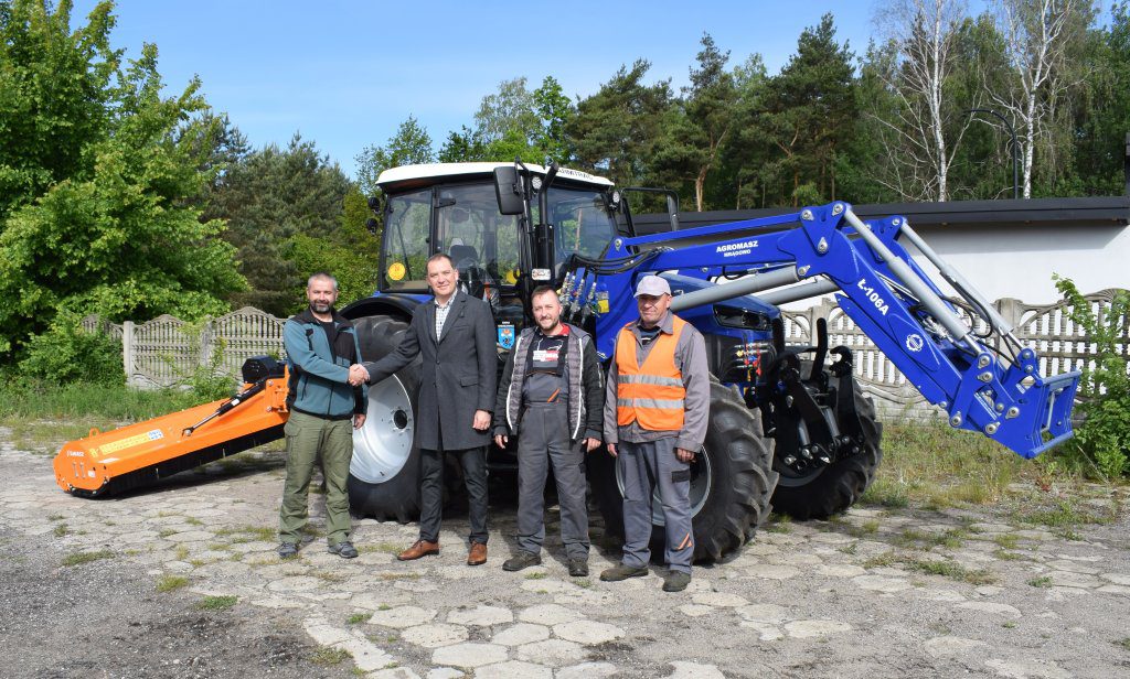 Grupa osób. Przekazanie sprzętu.