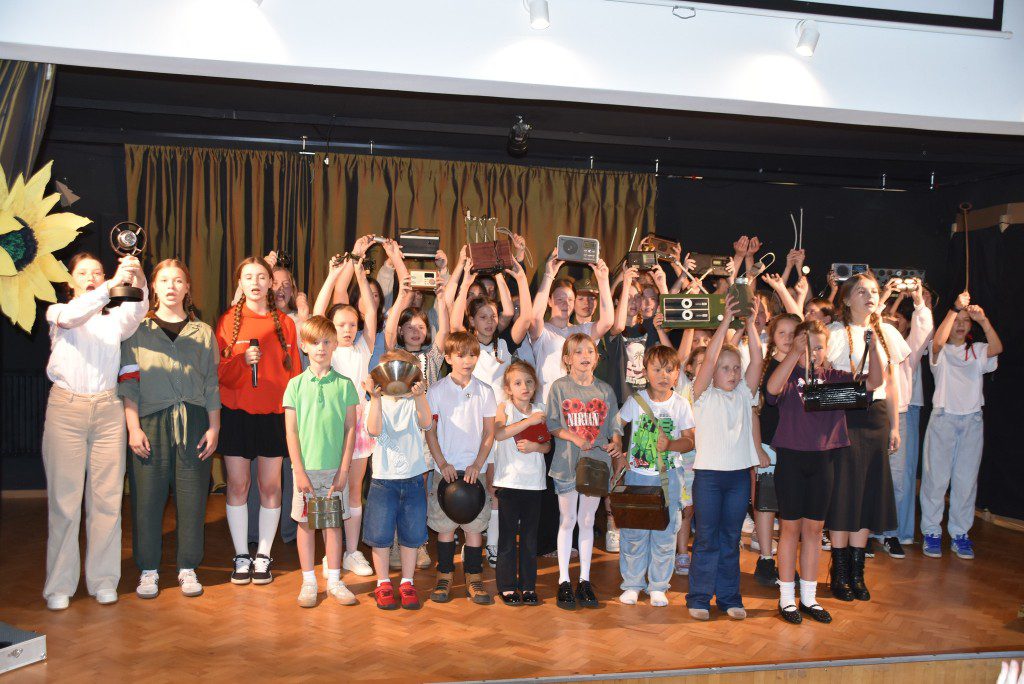 Dzieci występują na scenie