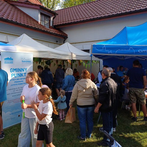 Stoiska edukacyjno-informacyjne z zakresu ochrony powietrza.