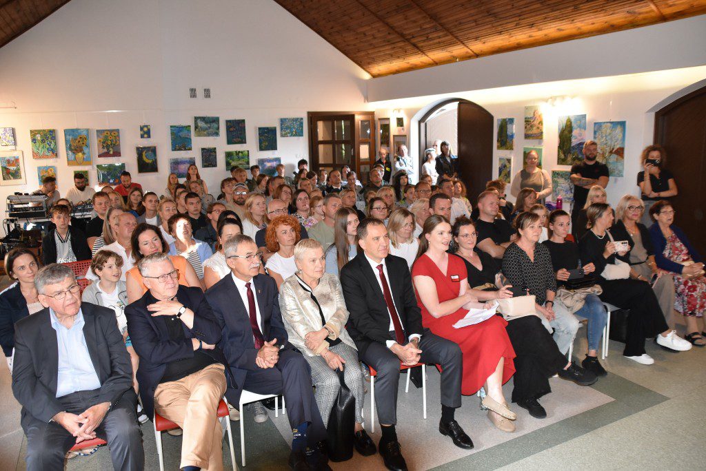 Uczestnicy uroczystości przy podczas akademii