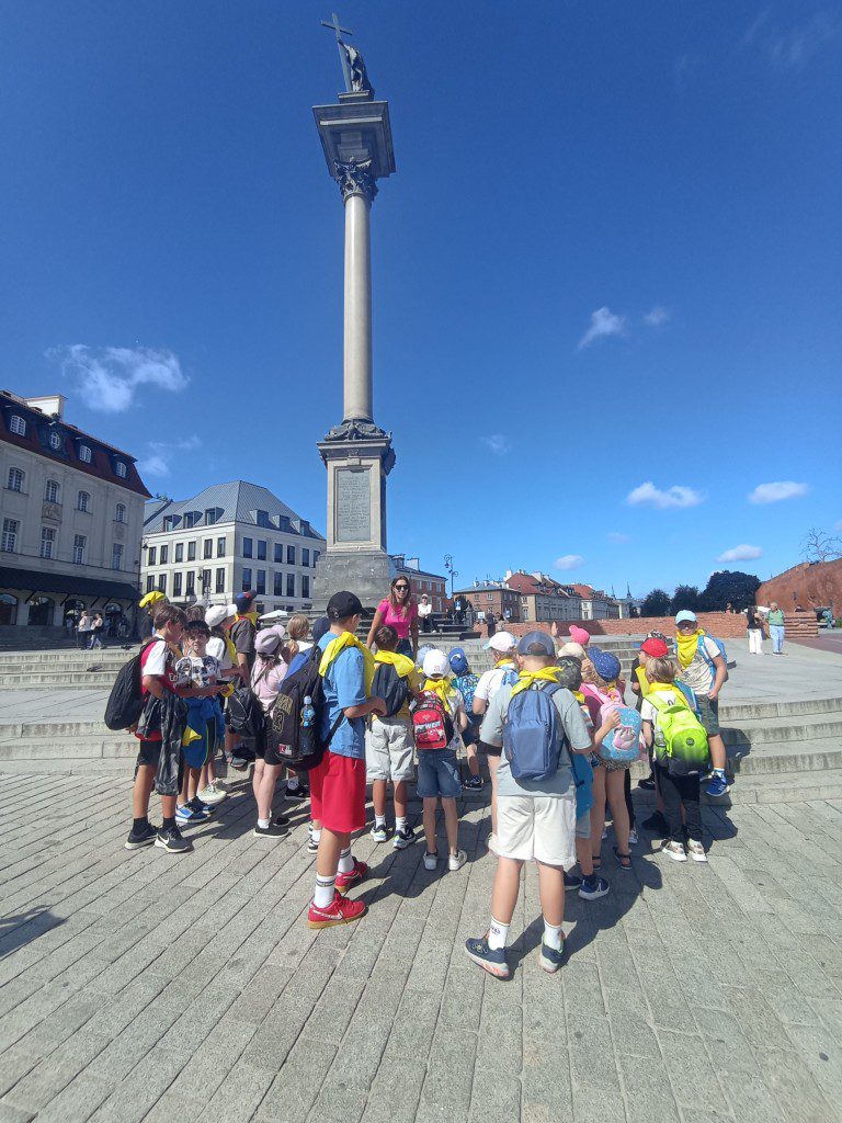 Dzieci, uczestnicy półkolonii podczas zajęć