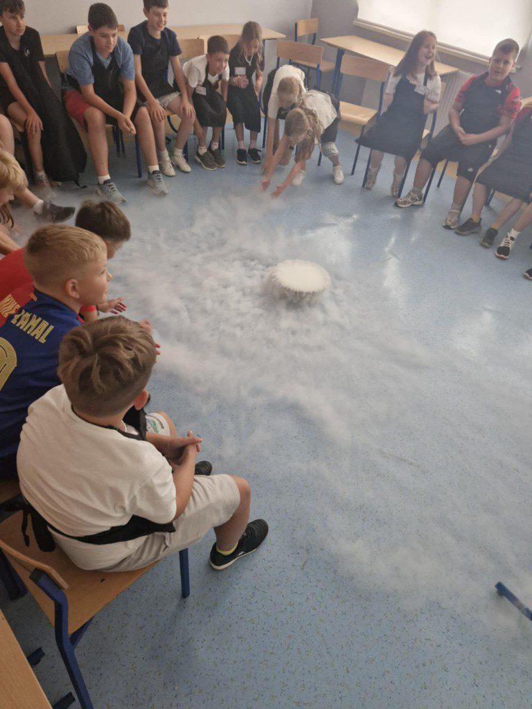 Dzieci, uczestnicy półkolonii podczas zajęć