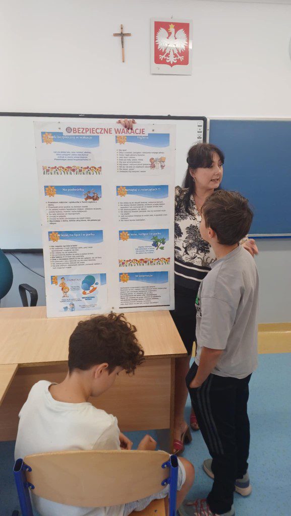 Dzieci, uczestnicy półkolonii podczas zajęć