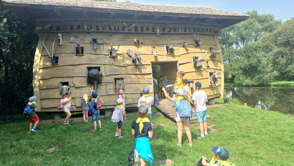 Dzieci, uczestnicy półkolonii podczas zajęć