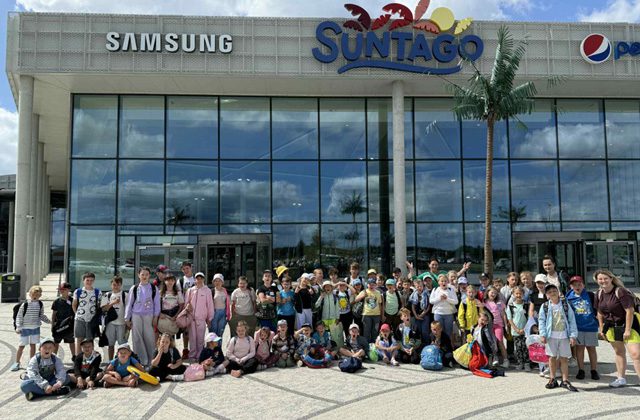 Grupa osób, dzieci na pływalni