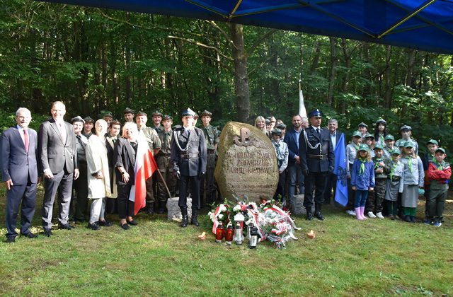 Uczestnicy uroczystości przy obelisku