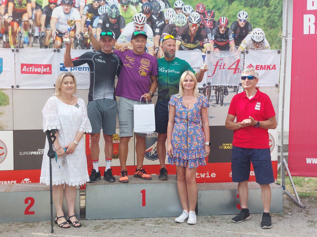 Zwycięzcy wyścigu na podium z pucharami