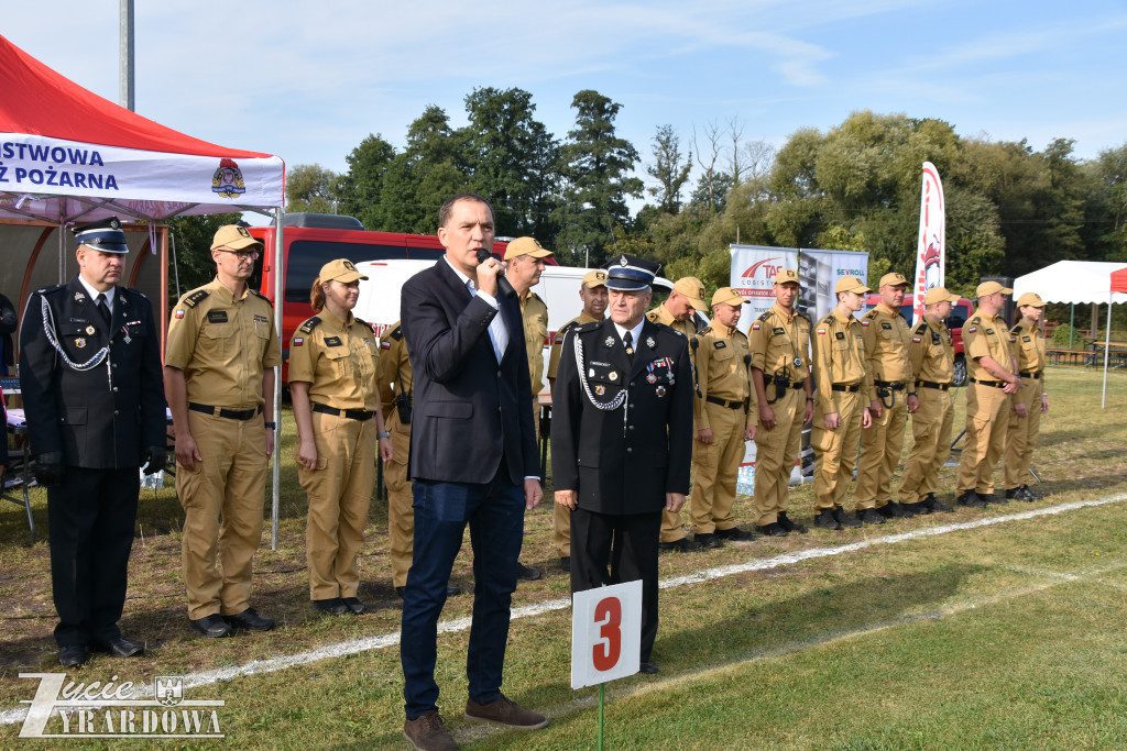 Wójt przemawia w tle stoją ztrażacy