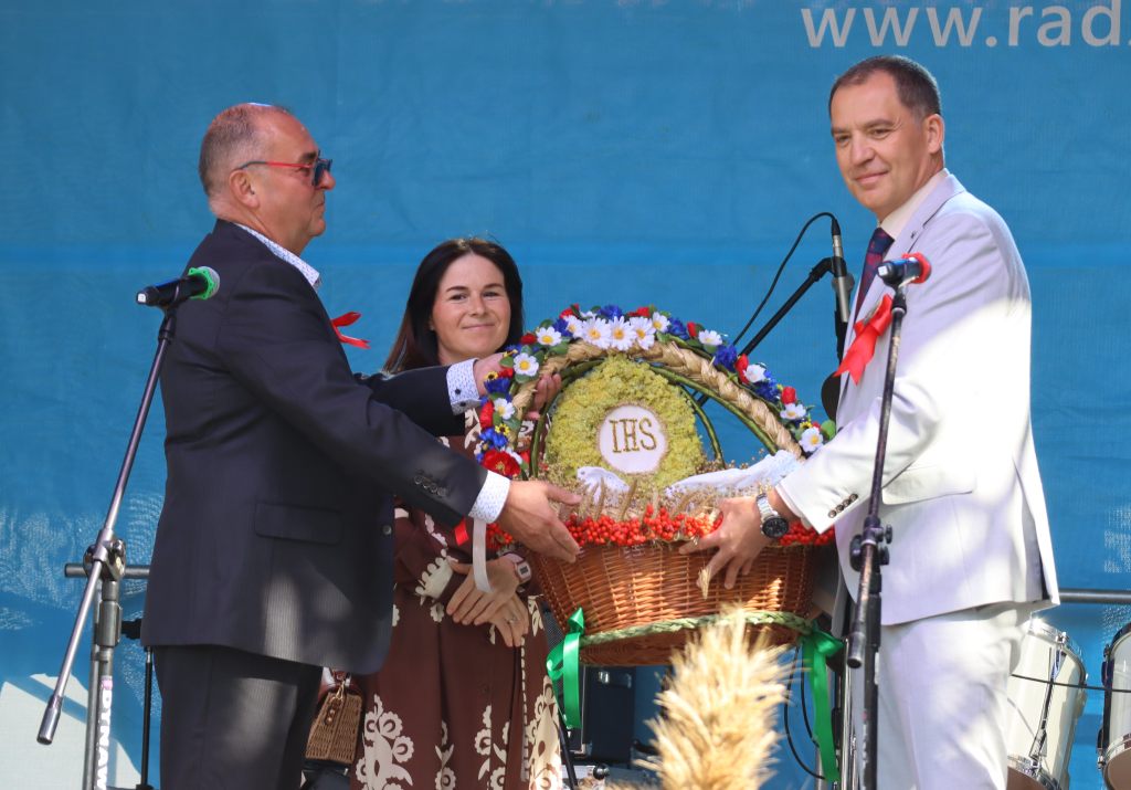 Radziejowice_ Święto Chleba_przekazanie chleba