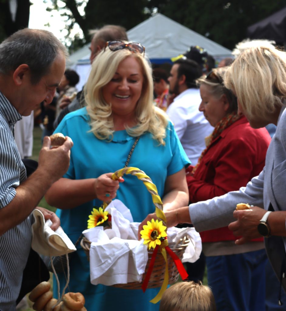 Radziejowice_ Święto Chleba_radni dziela chlebem