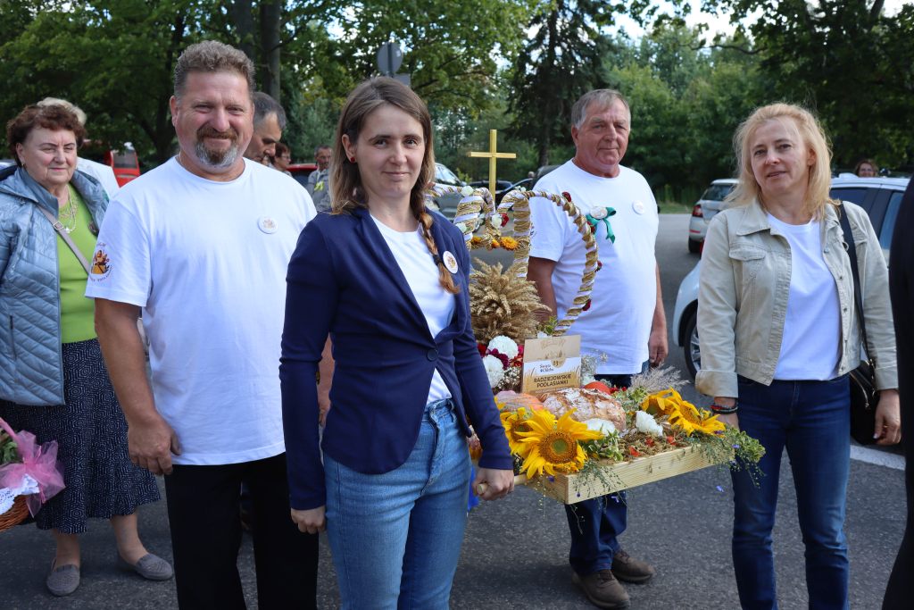 Święto Chleba_korowód z dekoracjami_ Radziejowice