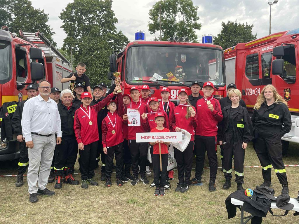 Uczestnicy zawodów chłopcy i dziewczynki